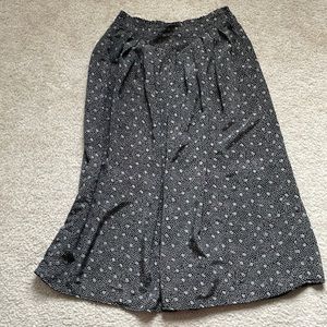 Vintage 80s Midi Skirt in excellent condition.